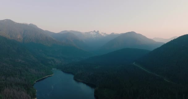 在加拿大不列颠哥伦比亚省温哥华北部 空中无人驾驶飞机俯瞰风景如画的Capilano湖和山景 — 图库视频影像