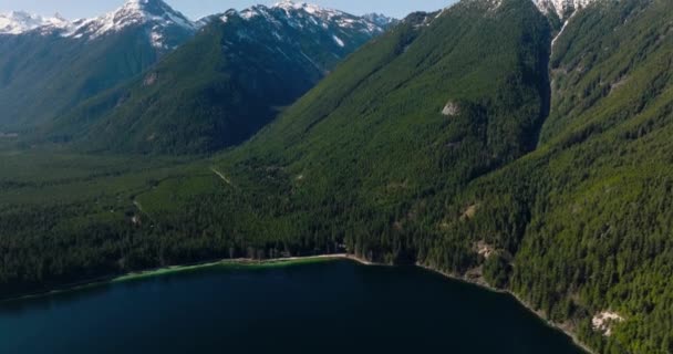 春にはチリワック湖と山の空中風景ビュー カナダ ブリティッシュコロンビア州バンクーバーの東に位置 — ストック動画