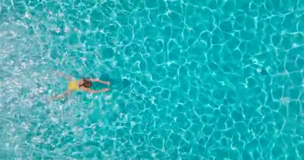 Vista Arriba Hacia Abajo Una Mujer Traje Baño Amarillo Nadando — Vídeo de stock