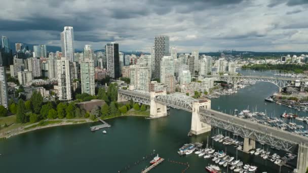 加拿大不列颠哥伦比亚省温哥华市中心 格兰维尔桥 法尔斯溪和多云的天空中摩天大楼的空中景观 — 图库视频影像