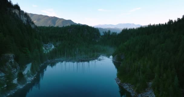 春にエルボー湖と山の風景の空中風景ビュー カナダ ブリティッシュコロンビア州バンクーバーの東に位置 — ストック動画