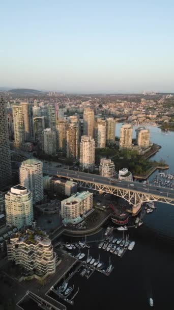 Вертикальное Видео Вид Воздуха Небоскребы Центре Ванкувера Мост Гранвиль Фальс — стоковое видео