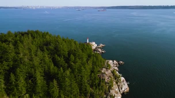 Vista Aérea Del Monumento Histórico Point Atkinson Lighthouse Coastal Line — Vídeo de stock