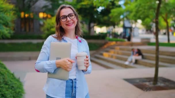 Portrait Woman Standing Street Laptop Coffee Hands Work Day Office — Stock Video