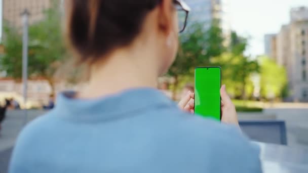 Γυναίκα Στέκεται Στο Δρόμο Και Χρησιμοποιώντας Smartphone Πράσινη Οθόνη Πίσω — Αρχείο Βίντεο