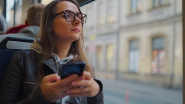 Transporte Público Mujer Gafas Tranvía Usando Teléfono Inteligente Chateando Enviando — Vídeo de stock