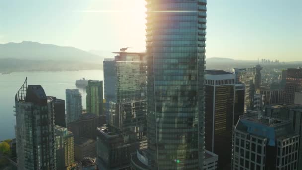 バンクーバーのダウンタウンと自然の高層ビルの空中ビュー ブリティッシュコロンビア カナダ夜明け — ストック動画