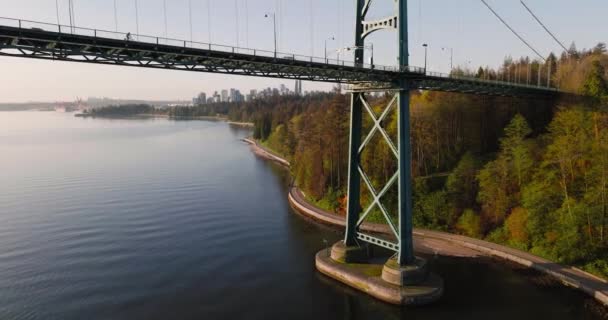Vista Aérea Lions Gate Bridge Stanley Park Amanecer Centro Vancouver — Vídeos de Stock