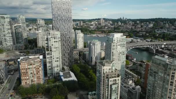 Légi Kilátás Felhőkarcolók Belvárosában Vancouver Granville Híd False Creek Felhős — Stock videók