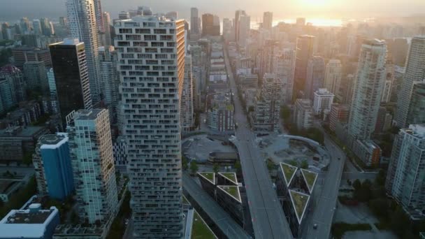 밴쿠버 브리티시 컬럼비아 캐나다의 새벽에 빌딩과 도로의 — 비디오