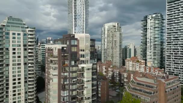 Flygfoto Över Skyskrapor Centrum Vancouver British Columbia Kanada Med Molnig — Stockvideo