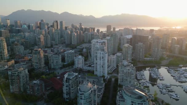 밴쿠버 시내의 빌딩과 마리나의 배경에 있습니다 브리티시컬럼비아 캐나다 — 비디오