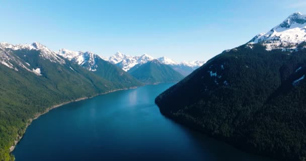 春季奇利瓦克湖和高山的空中景观 位于加拿大不列颠哥伦比亚省温哥华东部 — 图库视频影像