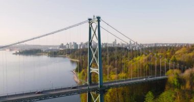 Şafakta Lions Gate Köprüsü ve Stanley Parkı 'nın havadan görüntüsü. Arka planda Vancouver şehir merkezi var. Britanya Kolombiyası Kanada.