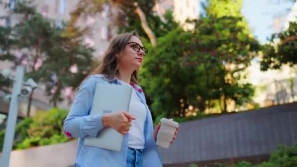 Şten Sonra Sokakta Dizüstü Bilgisayar Kahveyle Dolaşan Kaygısız Bir Kadını — Stok video