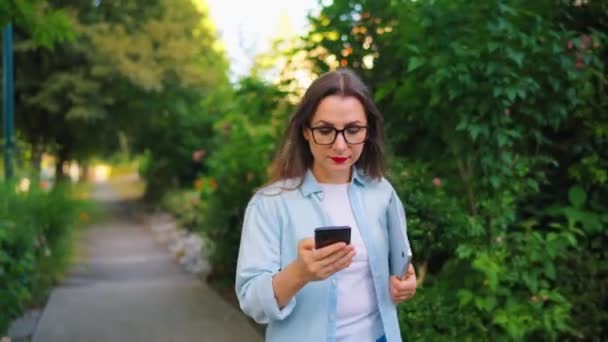 Femeie Fericită Laptop Smartphone Mâinile Mergând Prin Grădina Înfloritoare Sau — Videoclip de stoc