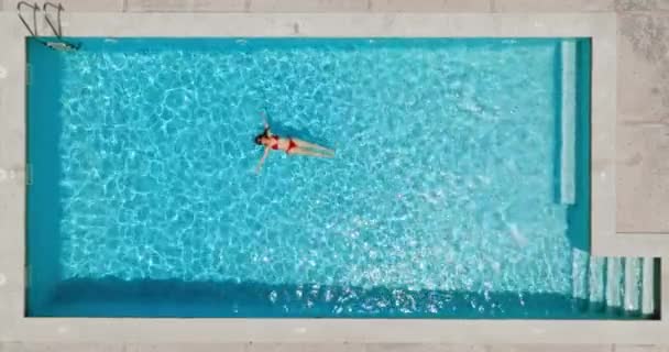 Pohled Shora Dolů Ženu Červených Plavkách Ležící Zádech Bazénu Zpomal — Stock video