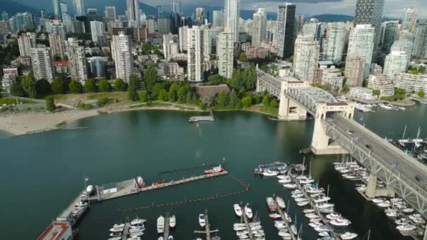 Légi Kilátás Felhőkarcolók Belvárosában Vancouver Granville Híd False Creek Felhős — Stock videók