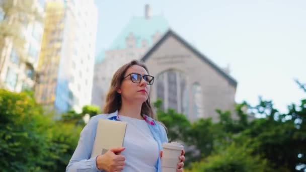 Beztroska Kobieta Biznesu Chodząca Ulicy Laptopem Kawą Rękach Dniu Pracy — Wideo stockowe