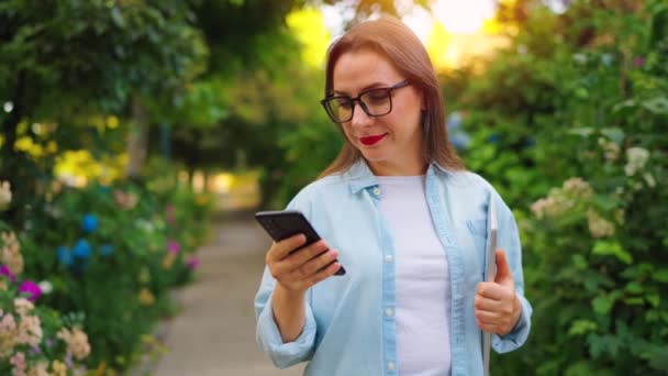 Femeie Fericită Laptop Smartphone Mâinile Stând Grădina Înfloritoare Sau Strada — Videoclip de stoc