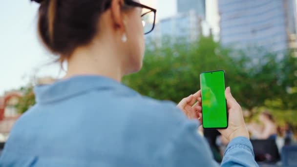Женщина Стоит Улице Использует Смартфон Зеленым Экраном Вид Сзади Работа — стоковое видео