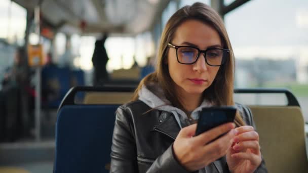 Trasporti Pubblici Donna Occhiali Tram Utilizzando Smartphone Chat Sms Con — Video Stock