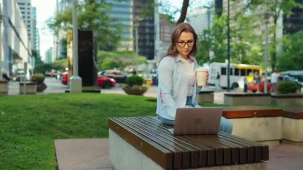 Tasasız Kadını Dışarıda Kahve Içip Dizüstü Bilgisayar Kullanıyor Uzaktan Kumanda — Stok video