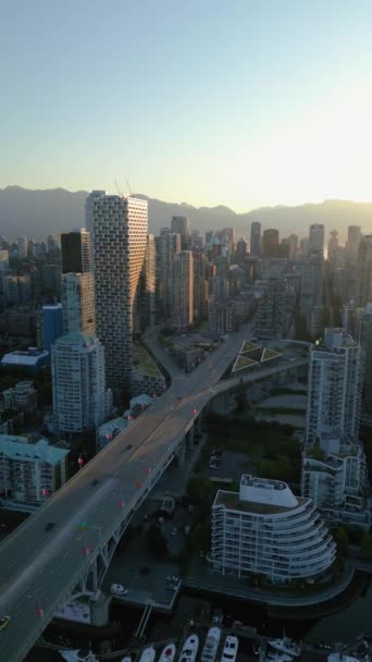 Letecký Pohled Mrakodrapy Silnice Centru Vancouveru Britská Kolumbie Kanada Úsvitu — Stock video