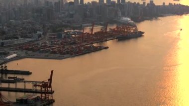 Arka planda Vancouver Limanı 'nın havadan görüntüsü var. British Columbia, Kanada