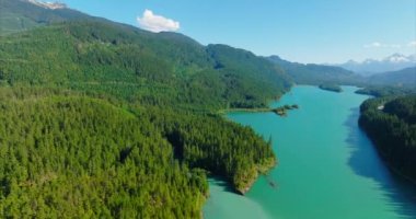 Güneşli bir yaz gününde Daisy Gölü 'nün hava aracı görüntüsü. Whistler ve Squamish arasında çekilmiş, Vancouver 'ın kuzeyi, British Columbia, Kanada.