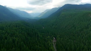 Bulutlu bir günde Kanada dağlarının hava manzarası. Vancouver yakınlarında çekilmiş, British Columbia, Kanada. Doğa Arkaplanı.