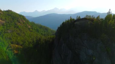 Gün batımında Kanada dağ manzarası. Vancouver yakınlarında çekilmiş, British Columbia, Kanada. Doğa Arkaplanı.