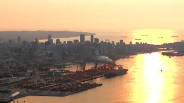 Arka planda Vancouver Limanı 'nın havadan görüntüsü var. British Columbia, Kanada