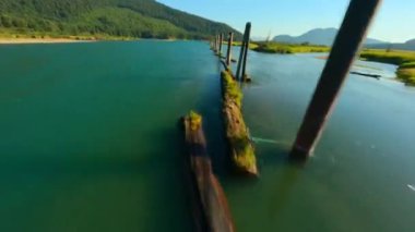 Fraser nehir vadisi ve Kanada 'nın Britanya Kolumbiyası' ndaki dağ manzarası. POV FPV insansız hava aracı ile filme alındı.