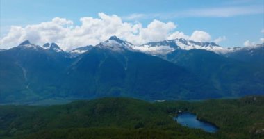 Squamish yakınlarında buzullu dağların havadan görünüşü British Columbia, Kanada.