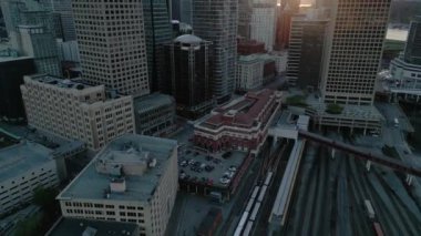 Vancouver şehir merkezindeki gökdelenlerin günbatımında, Britanya Kolumbiyası, Kanada.