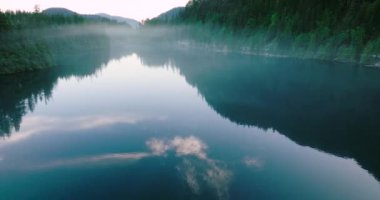 İlkbaharda Elbow Lake 'in ve dağ manzarasının havadan manzarası. Vancouver 'ın doğusunda, British Columbia, Kanada