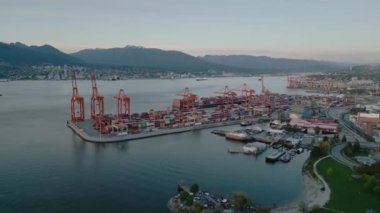 Vancouver Limanı 'nın havadan görünüşü, arka planda liman ve dağlar. British Columbia, Kanada