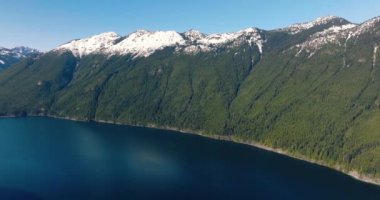 Chilliwack Gölü 'nün ve baharda dağların havadan manzarası. Vancouver 'ın doğusunda, British Columbia, Kanada