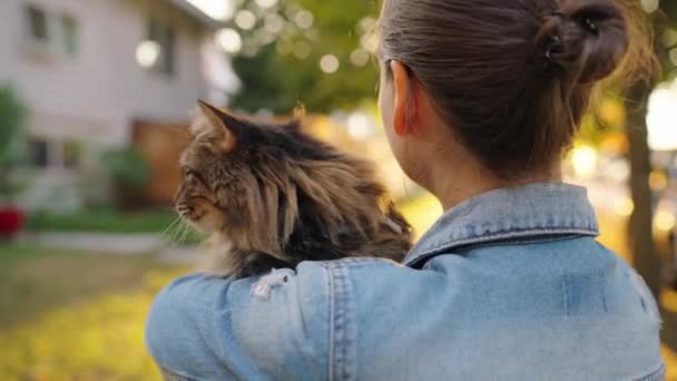 Bella Donna Che Tiene Abbraccia Suo Gatto Tabby All Aperto — Video Stock