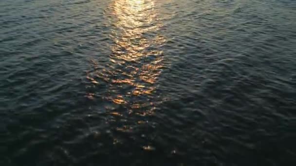 日落时的蓝色海面或海洋的空中视图 太阳在波浪上反射和闪耀 照亮了金色的大海 — 图库视频影像