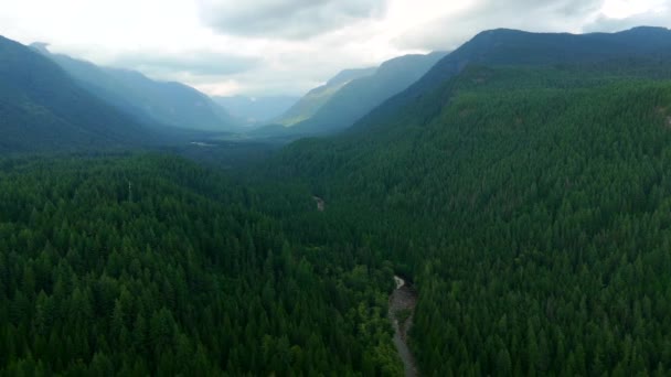 多云天气下的加拿大山水鸟瞰 在加拿大不列颠哥伦比亚省温哥华附近拍摄 自然背景 — 图库视频影像