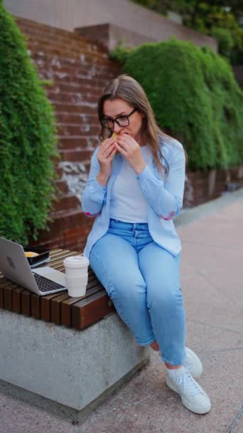 노트북과 공원에 앉아있는 샌드위치와 커피와 점심을하는 코카서스 야외에서요 프리랜서는 노트북과 — 비디오