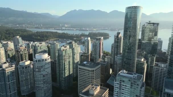 Vista Aérea Los Rascacielos Centro Vancouver Puerto Montañas Columbia Británica — Vídeo de stock
