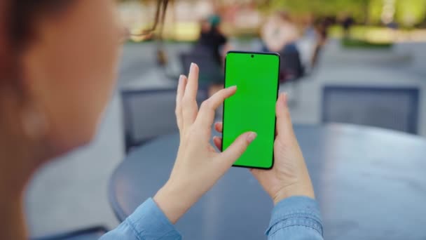 Kobieta Stoi Ulicy Pomocą Smartfona Zielonym Ekranem Widok Tyłu Komunikacja — Wideo stockowe