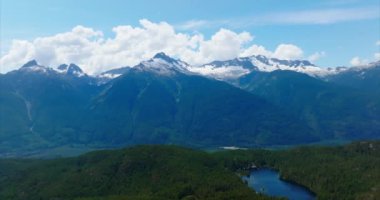 Squamish yakınlarında buzullu dağların havadan görünüşü British Columbia, Kanada.