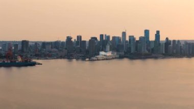 Şehir merkezindeki Vancouver Limanı 'nın hava görüntüsü günbatımında arka planda. British Columbia, Kanada