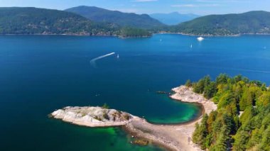 Batı Vancouver 'daki Horseshoe Körfezi' nden Sky Highway 'e kadar olan deniz manzarası. Squamish ve Vancouver arasında, British Columbia, Kanada.