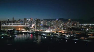 Geceleri Vancouver 'ın merkezindeki çarpıcı hava manzarası, gökdelenler, Bilim Dünyası, BC Place. British Columbia, Kanada. 