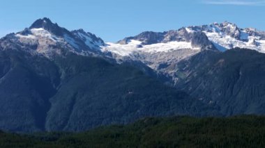 Squamish yakınlarında buzullu dağların havadan görünüşü British Columbia, Kanada.